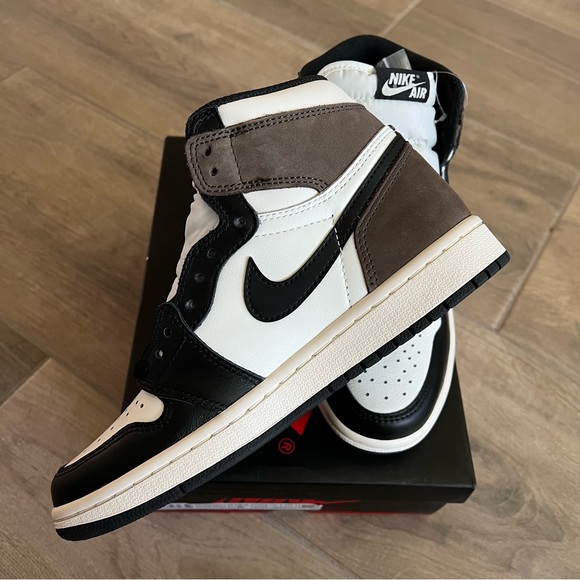 Air Jordan 1 Retro High OG ‘Dark Mocha’ - Picture 5 of 9